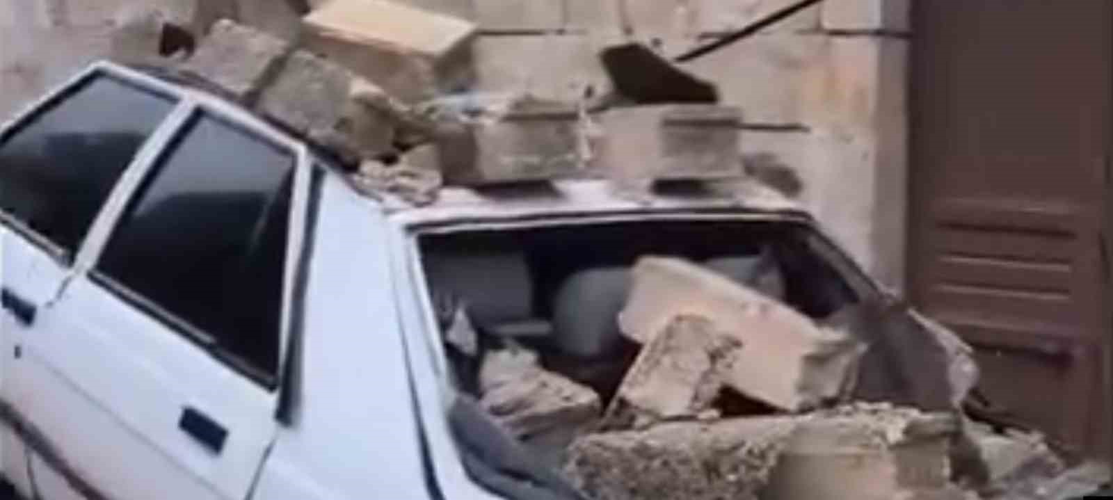 Şanlıurfa’da istinat duvarı otomobil üzerine devrildi
