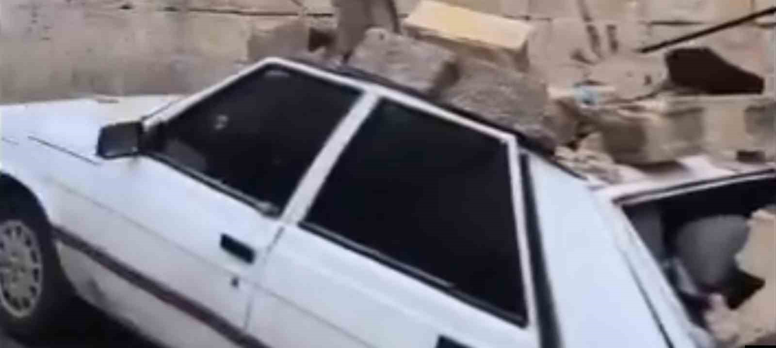 Şanlıurfa’da istinat duvarı otomobil üzerine devrildi
