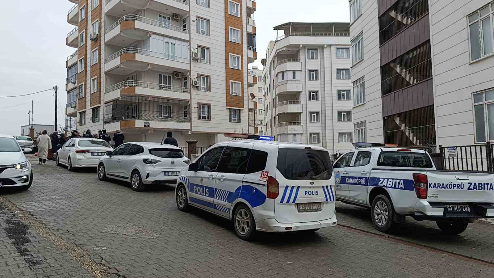 Şanlıurfa’da istinat duvarı yıkılan binanın yanındaki apartman da boşaltıldı
