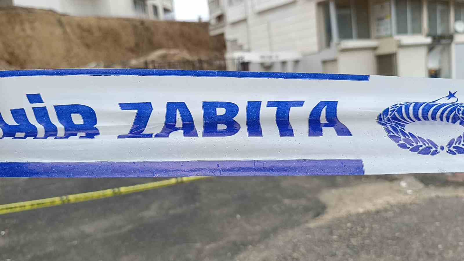 Şanlıurfa’da istinat duvarı yıkılan binanın yanındaki apartman da boşaltıldı
