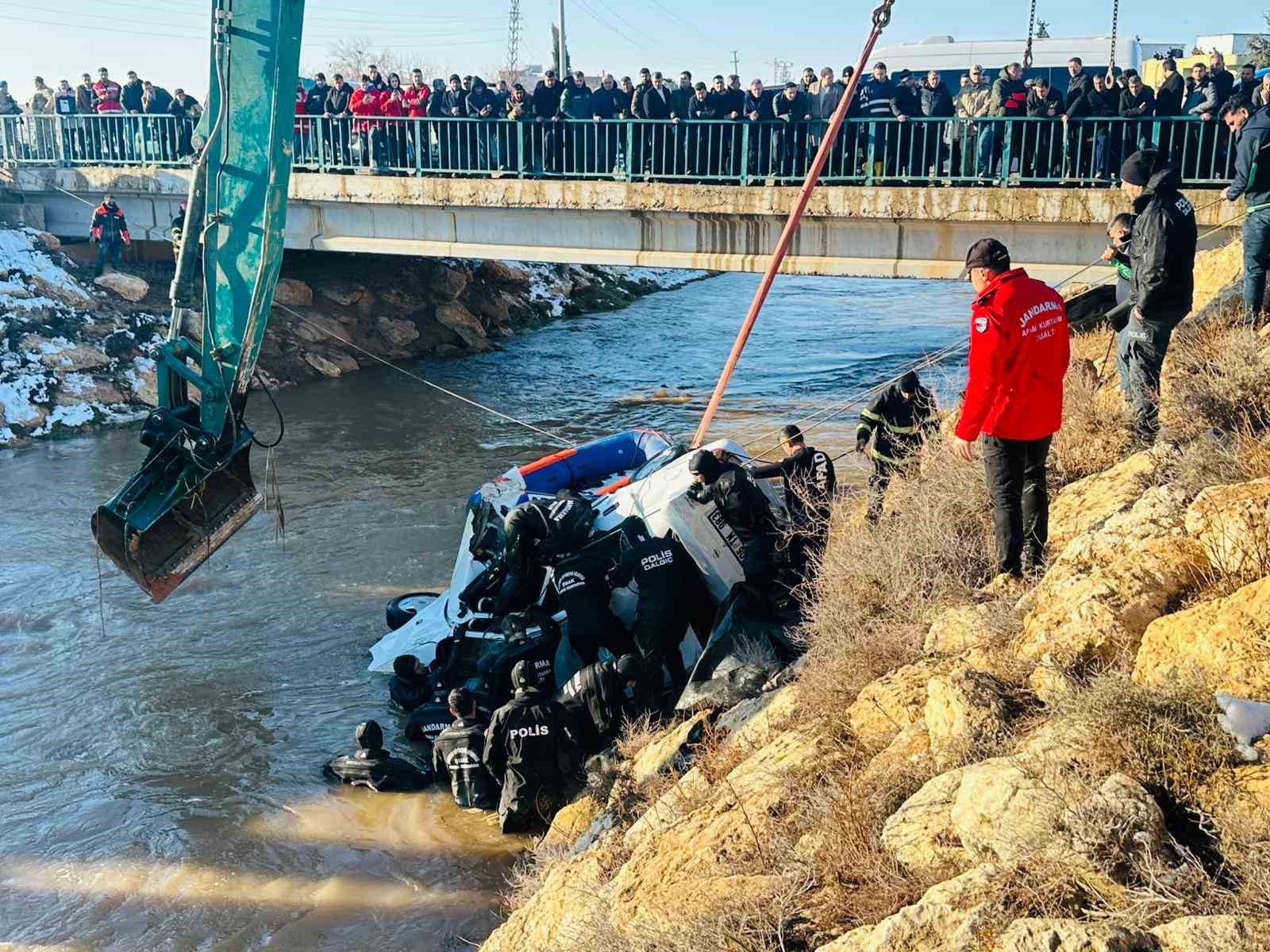 Şanlıurfa’da kanala uçan otomobildeki kayıp 3 kişinin cesedine ulaşıldı
