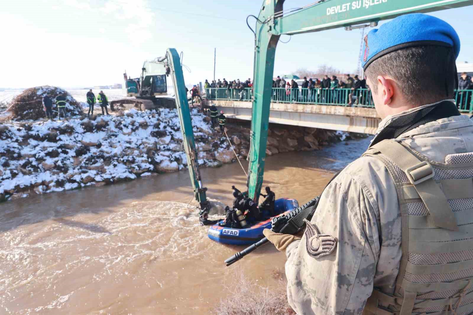 Şanlıurfa’da kanala uçan otomobildeki kayıp 3 kişinin cesedine ulaşıldı
