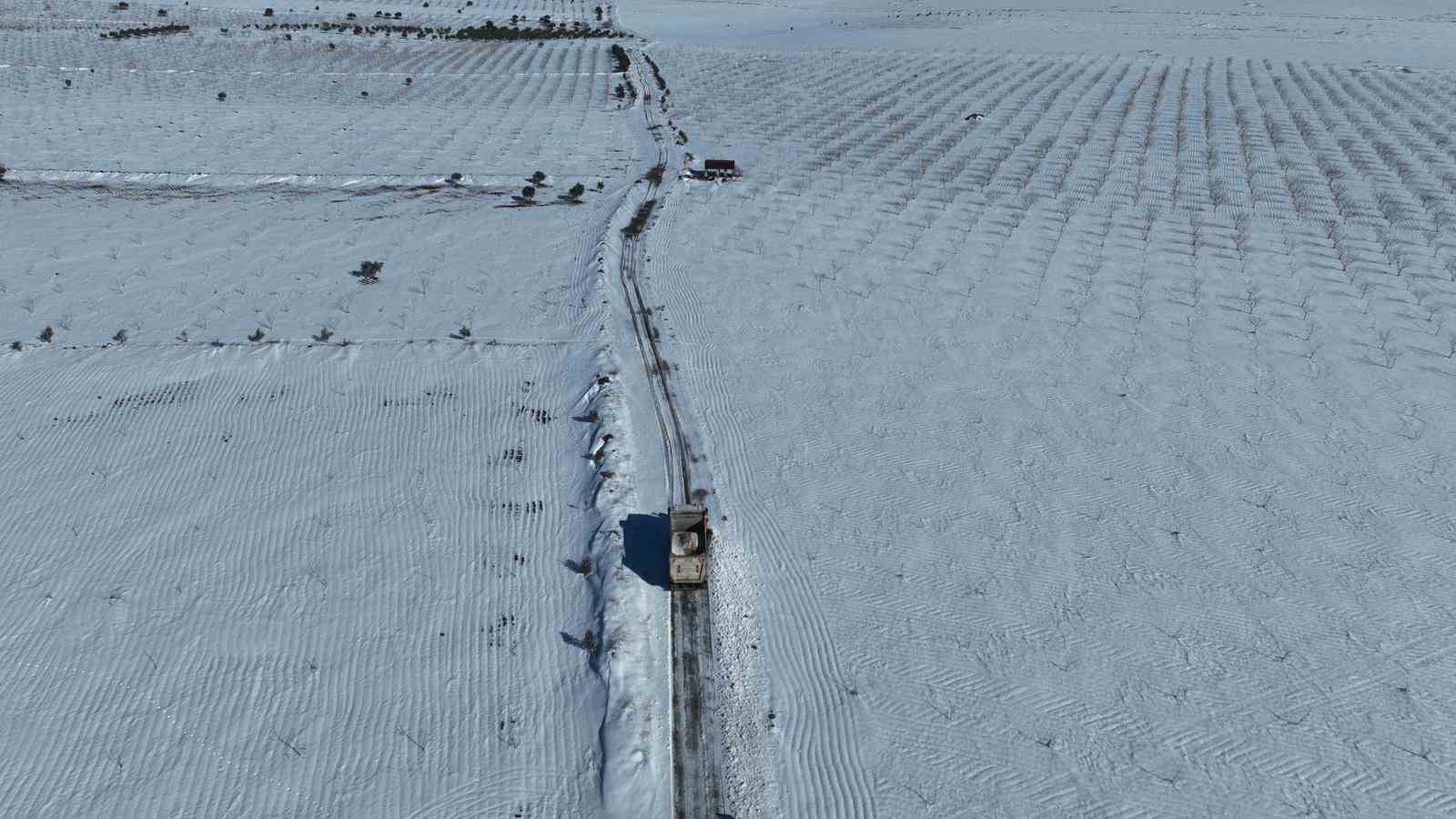 Şanlıurfa’da kapanan kırsal mahalle yolları iş makineleri ile açılıyor
Şanlıurfa’da kapanan kırsal mahalle yolları iş makineleri ile açılıyor