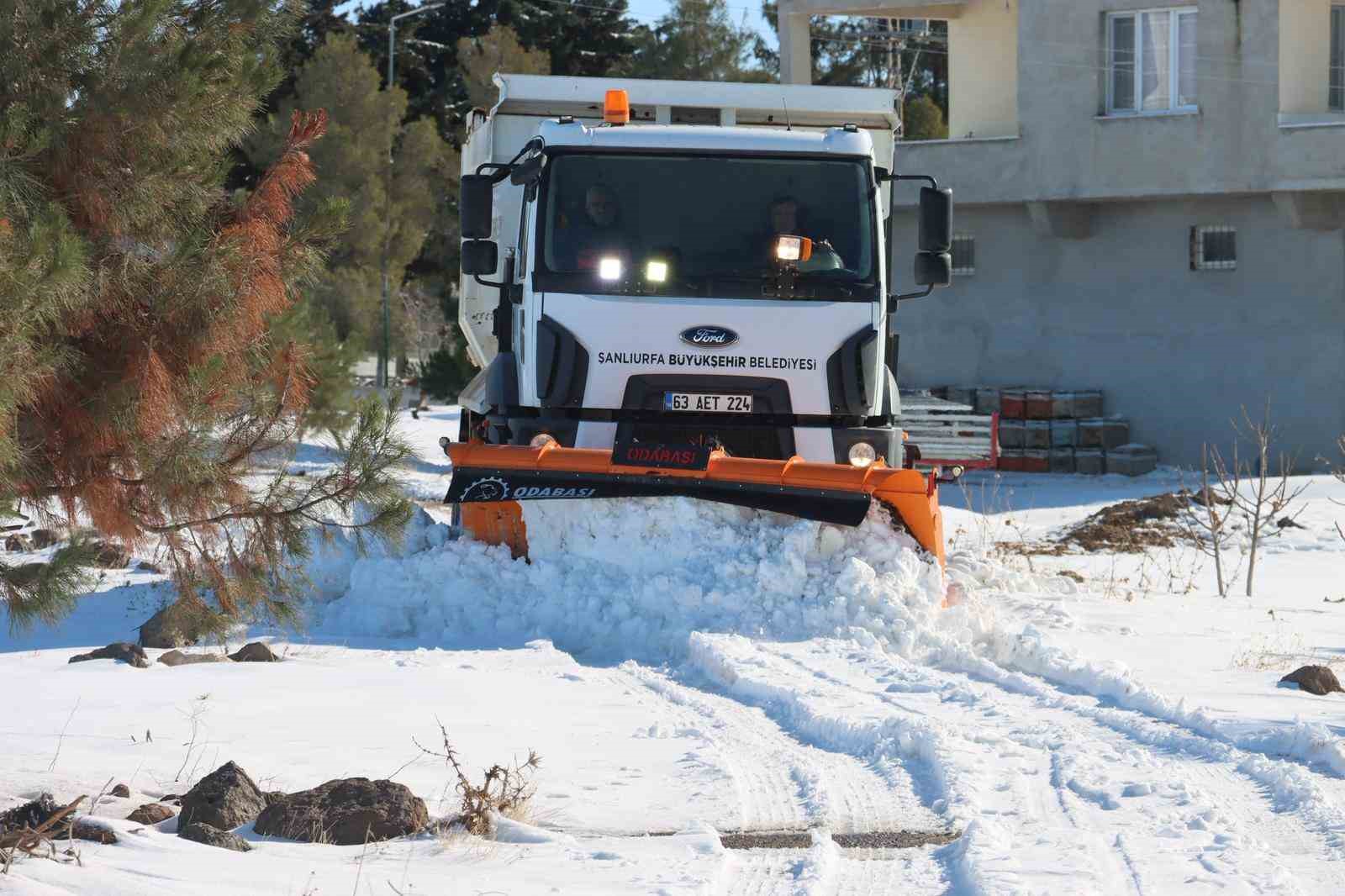 Şanlıurfa’da kapanan kırsal mahalle yolları iş makineleri ile açılıyor
Şanlıurfa’da kapanan kırsal mahalle yolları iş makineleri ile açılıyor