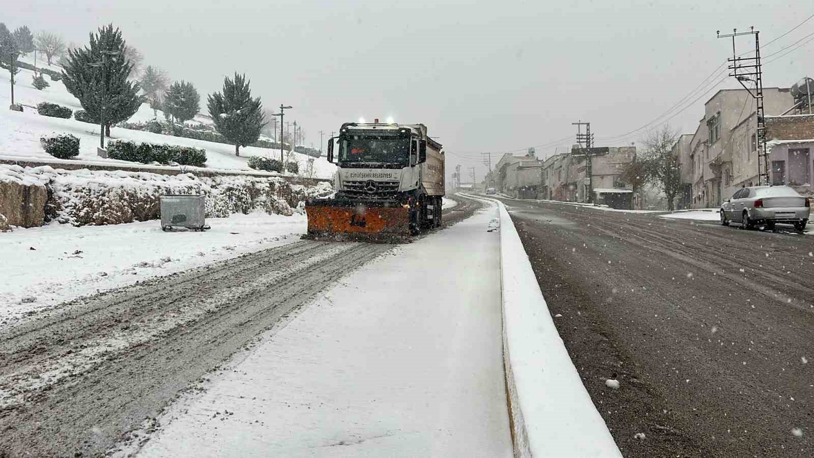 Şanlıurfa’da karla mücadele sürüyor
