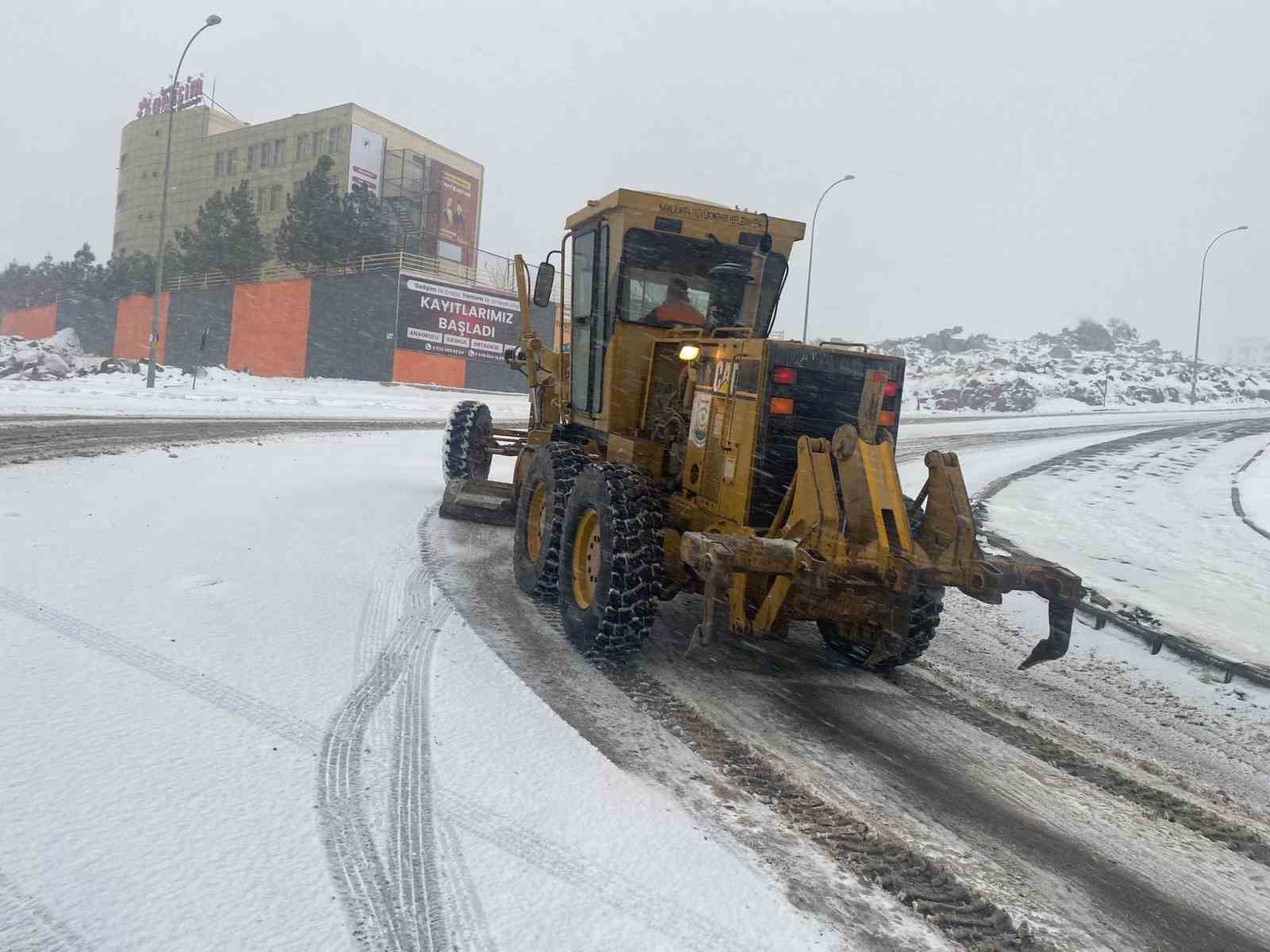 Şanlıurfa’da karla mücadele sürüyor

