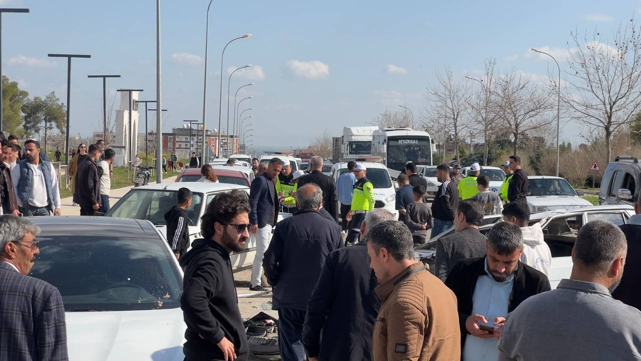 Şanlıurfa’da karşı şeride geçen otomobil ters döndü: 1’i ağır 3 yaralı

