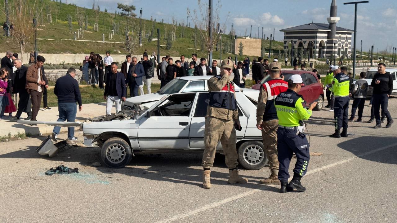 Şanlıurfa’da karşı şeride geçen otomobil ters döndü: 1’i ağır 3 yaralı
