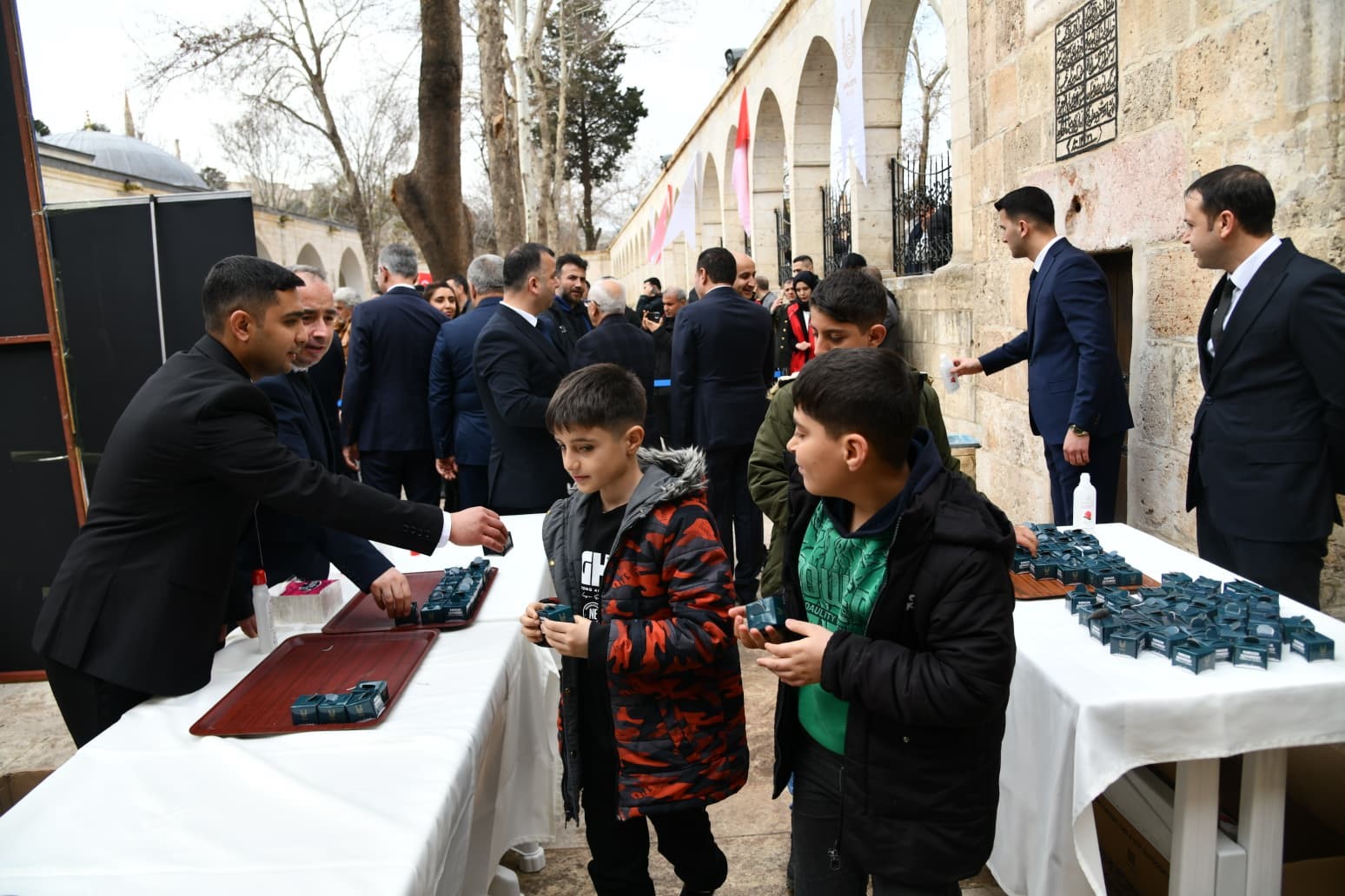 Şanlıurfa’da kent protokolü vatandaşlarla bayramlaştı
