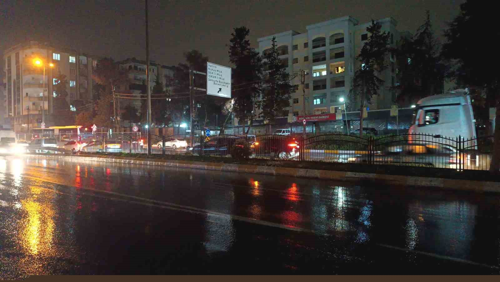 Şanlıurfa’da kısa süreli sağanak hayatı olumsuz etkiledi
