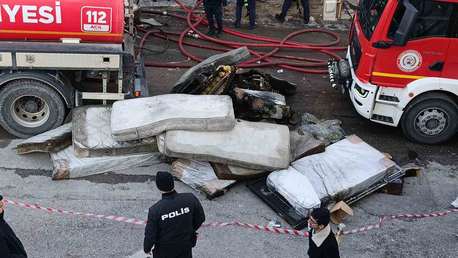 Şanlıurfa’da koltuk ve yatak üretimi yapılan atölyede korkutan yangın
