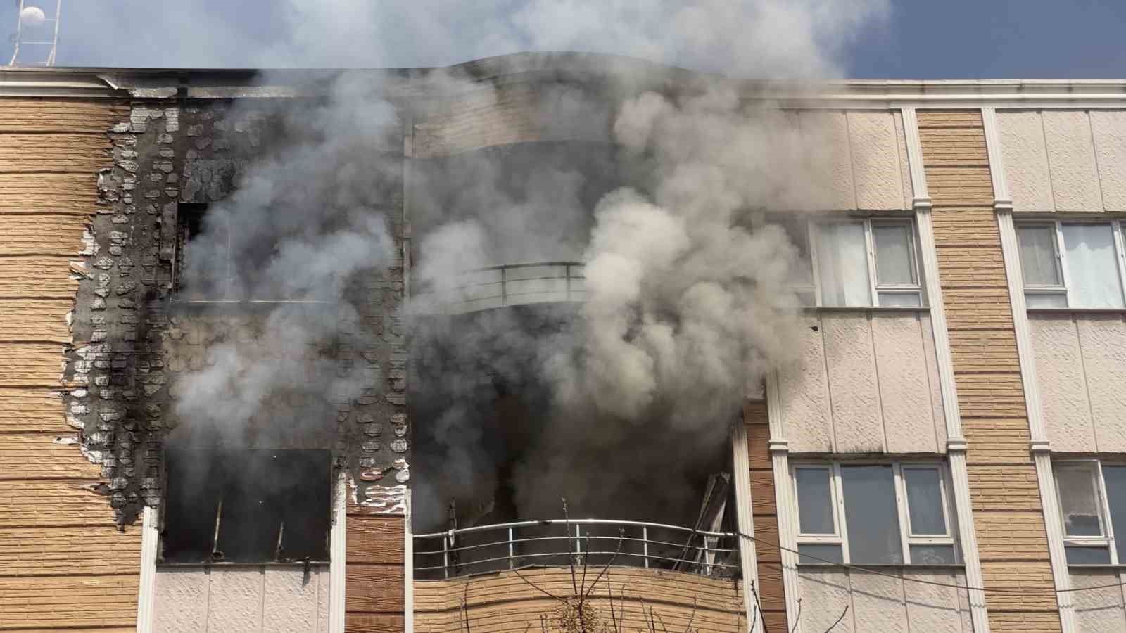 Şanlıurfa’da korkutan yangın: Mahsur kalanlar kurtarıldı
