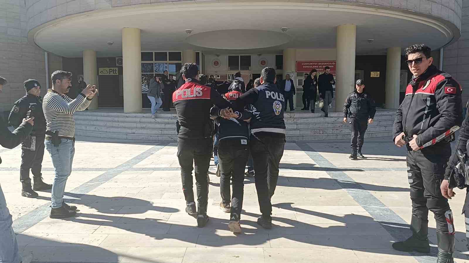 Şanlıurfa’da kuyumcu soygununda 6 şüpheli adliyeye sevk edildi
