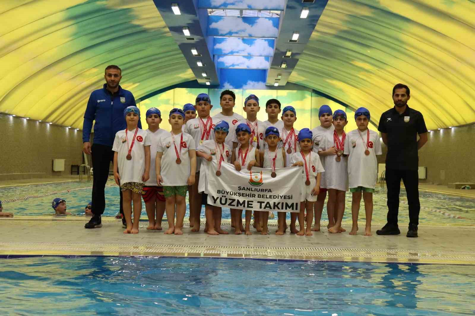 Şanlıurfa’da minik yüzücülerden 24 madalya
