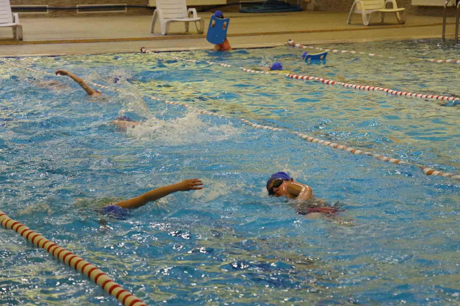 Şanlıurfa’da minik yüzücülerden 24 madalya
