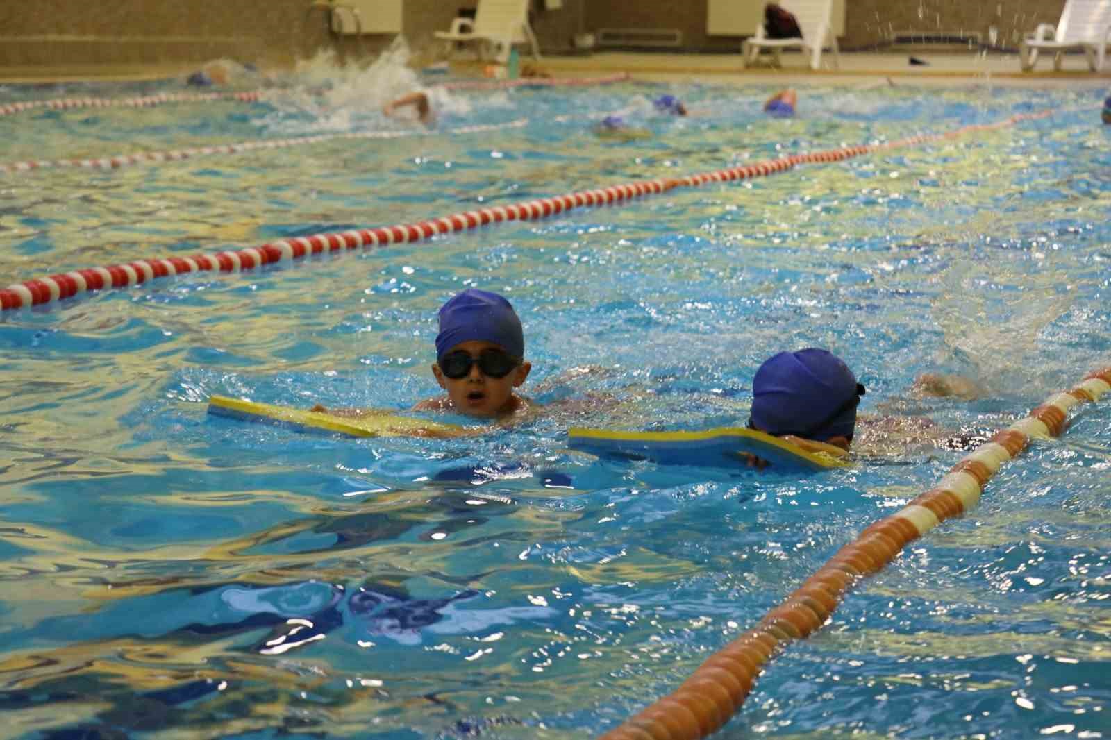 Şanlıurfa’da minik yüzücülerden 24 madalya
