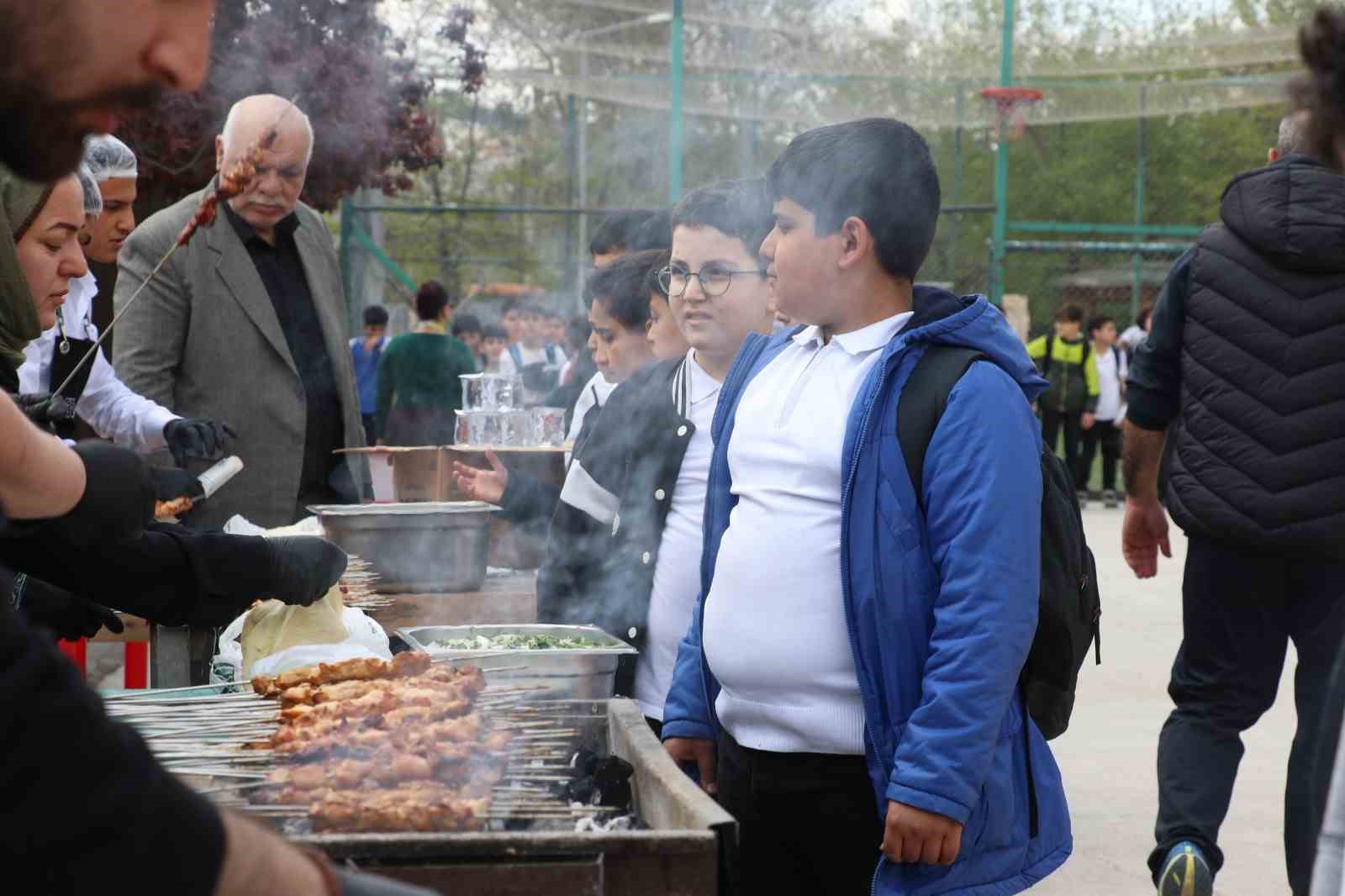 Şanlıurfa’da öğrencilere moral kebabı
