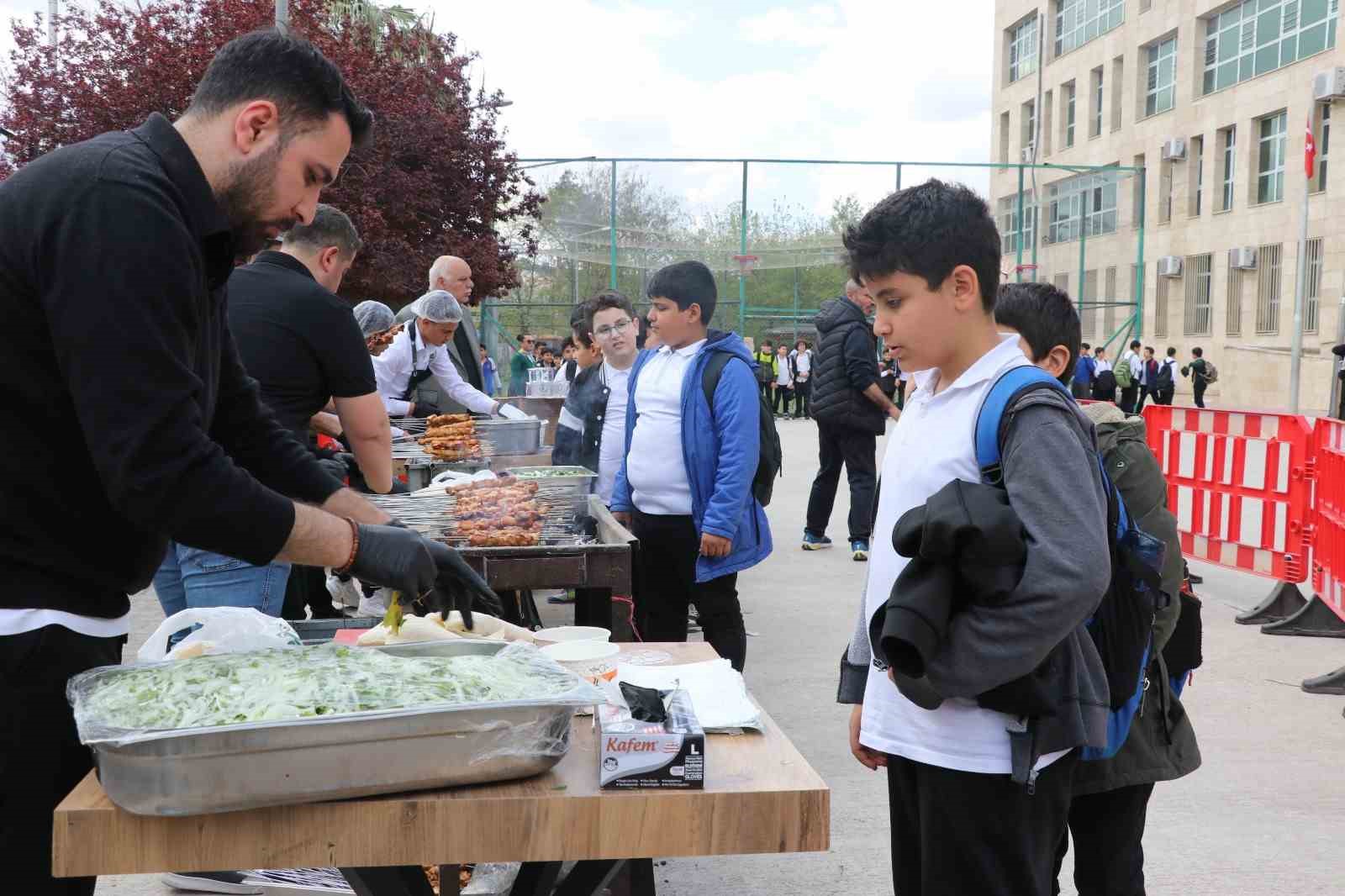 Şanlıurfa’da öğrencilere moral kebabı
