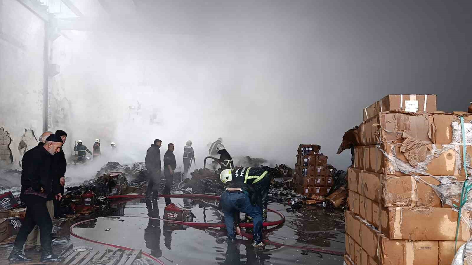 Şanlıurfa’da otomotiv deposunda korkutan yangın
