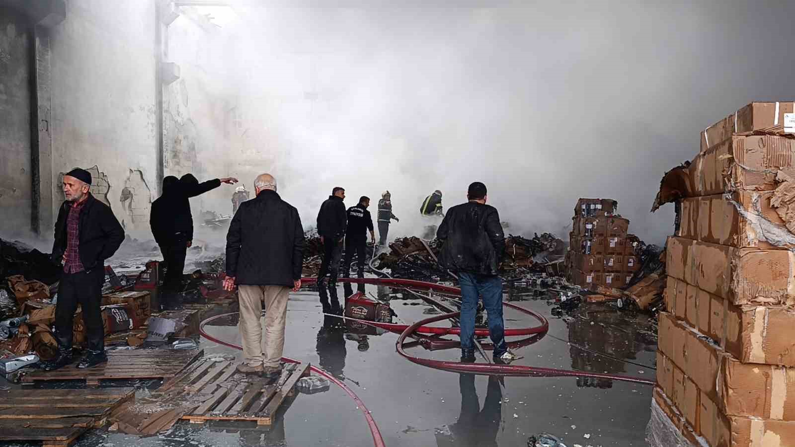Şanlıurfa’da otomotiv deposunda korkutan yangın

