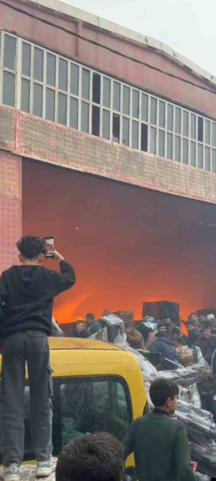 Şanlıurfa’da otomotiv deposunda korkutan yangın
