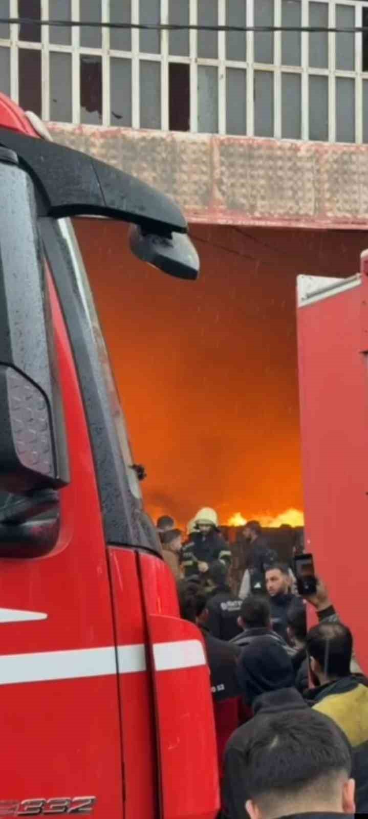 Şanlıurfa’da otomotiv deposunda korkutan yangın
