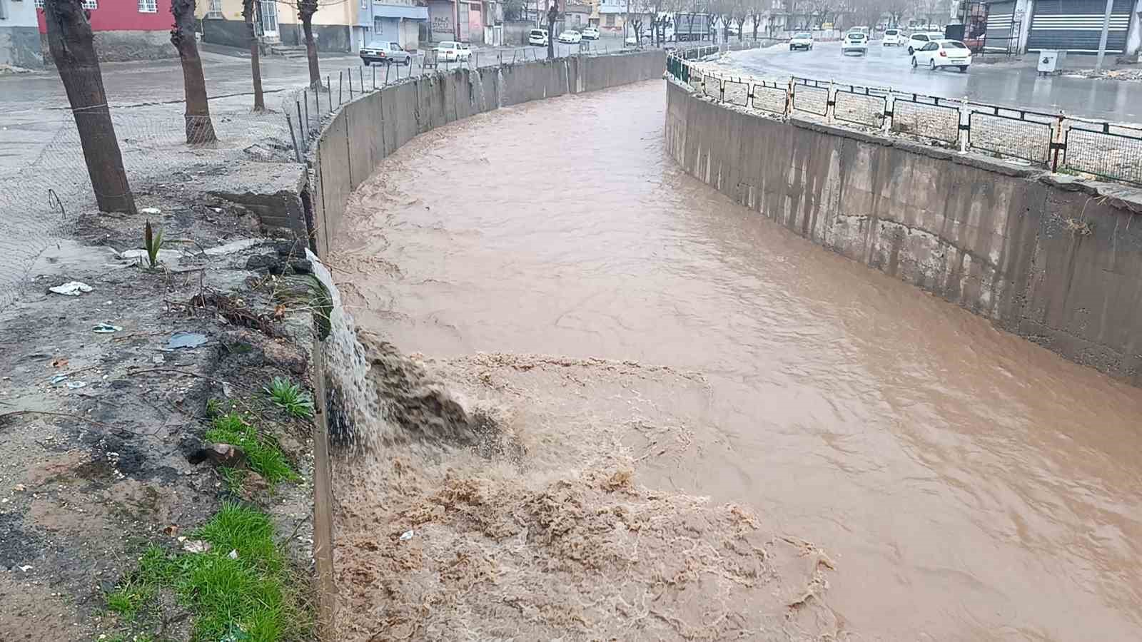 Şanlıurfa’da sağanak yağış cadde ve sokakları göle çevirdi
