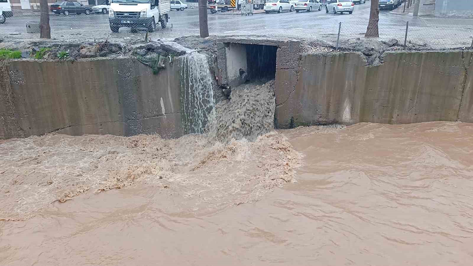 Şanlıurfa’da sağanak yağış cadde ve sokakları göle çevirdi
