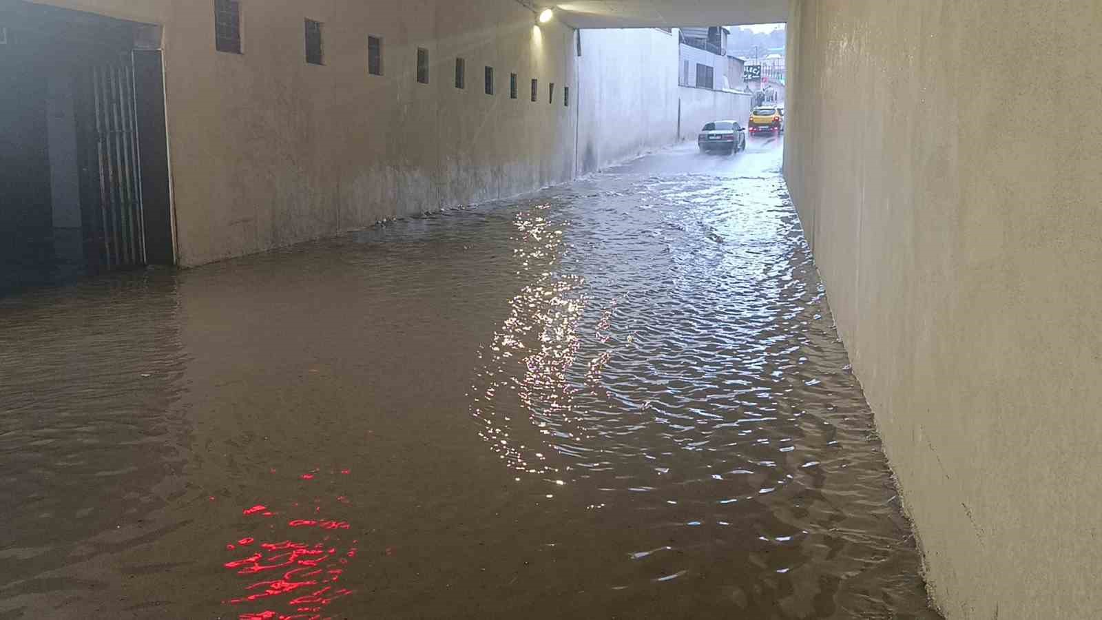Şanlıurfa’da sağanak yağış cadde ve sokakları göle çevirdi
