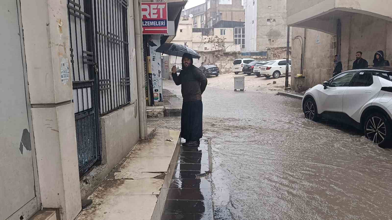 Şanlıurfa’da sağanak yağış cadde ve sokakları göle çevirdi
