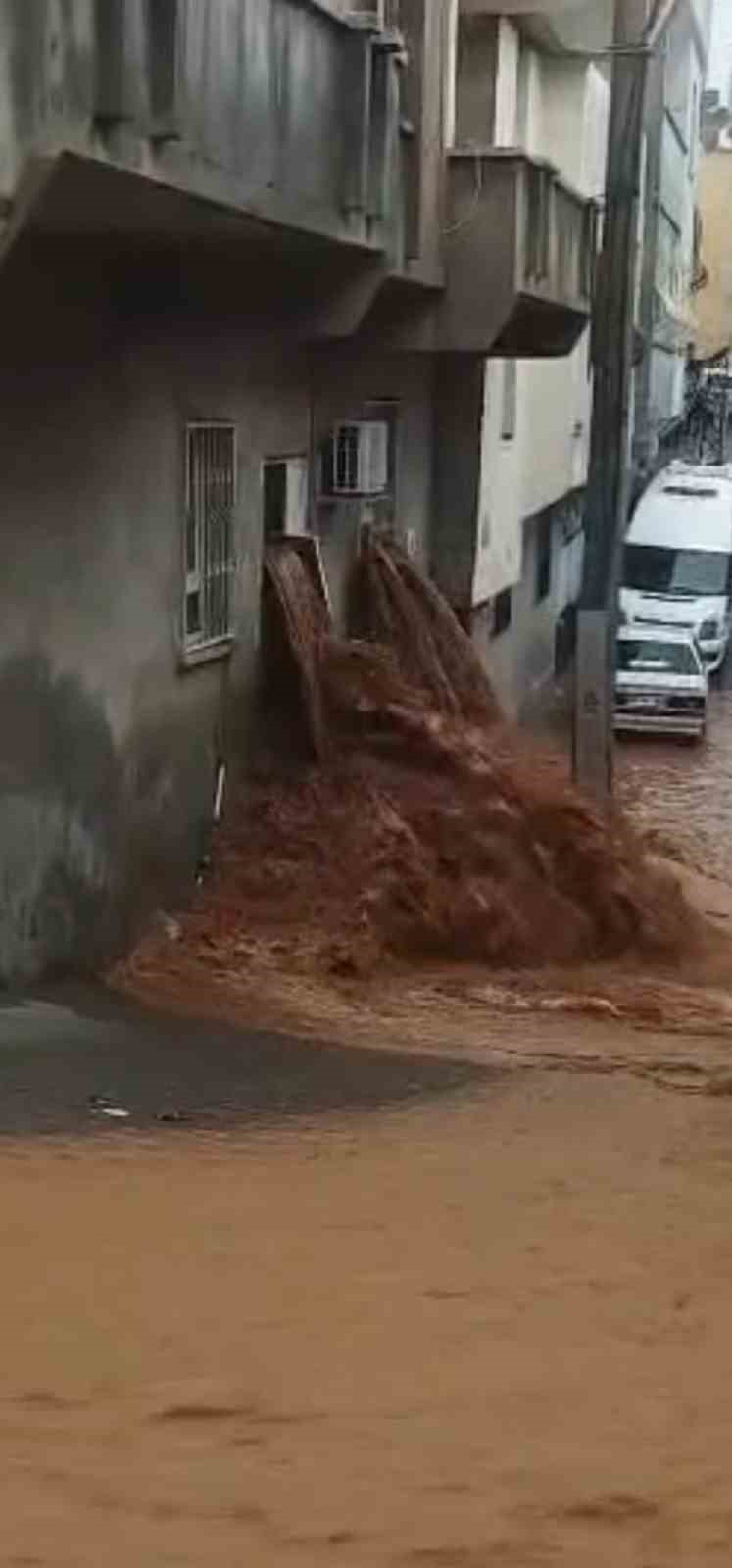 Şanlıurfa’da sağanak yağış sele dönüştü: Ev ve oteli su bastı
