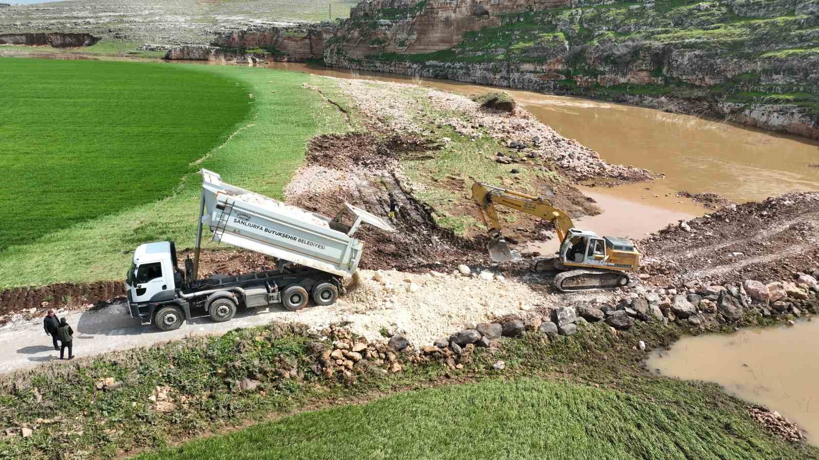 Şanlıurfa’da selin neden olduğu hasar gideriliyor
Şanlıurfa’da selin neden olduğu hasar gideriliyor