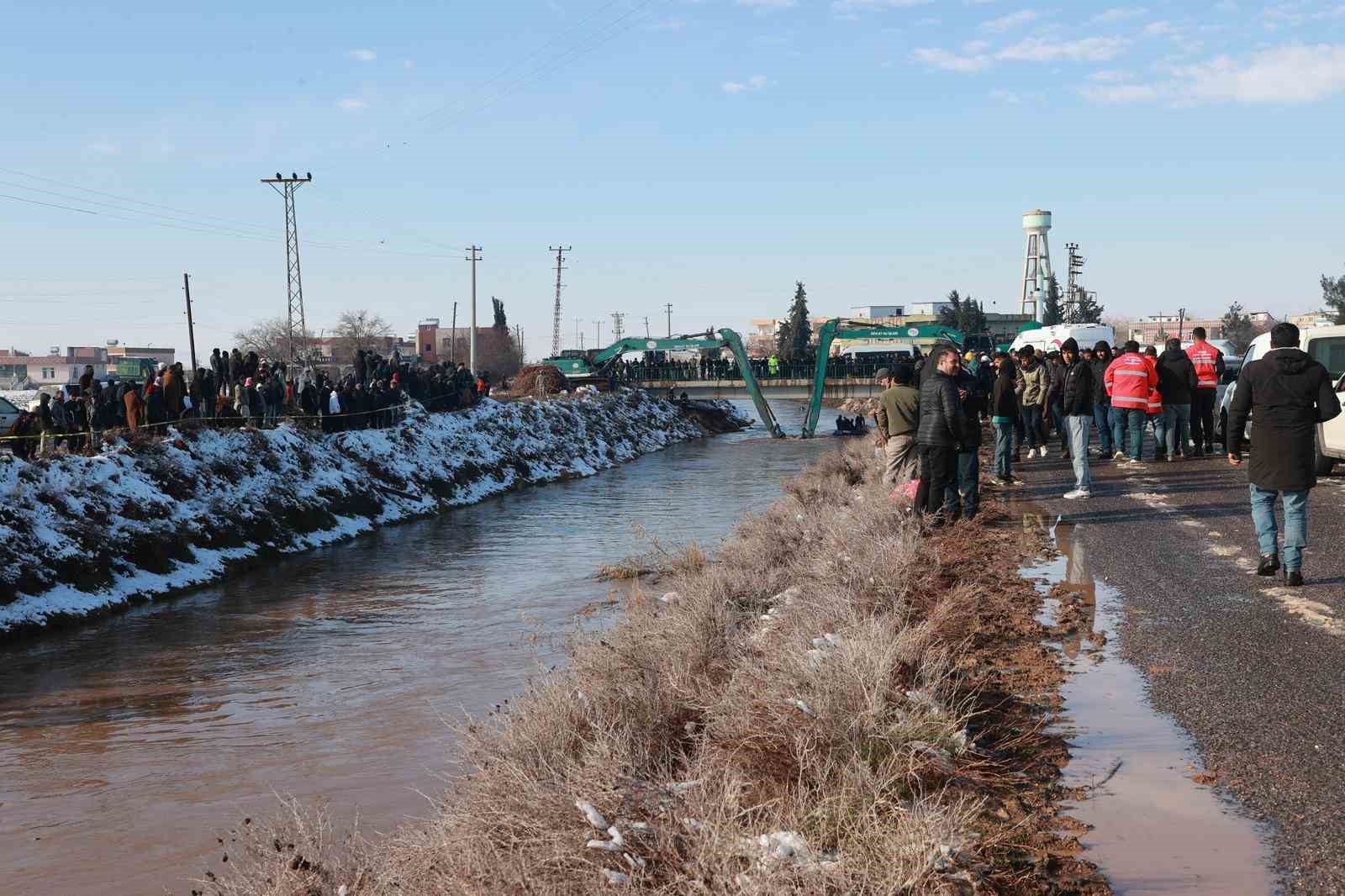 Şanlıurfa’da sulama kanalına düşen otomobilin sürücüsünü arama çalışmaları sürüyor

