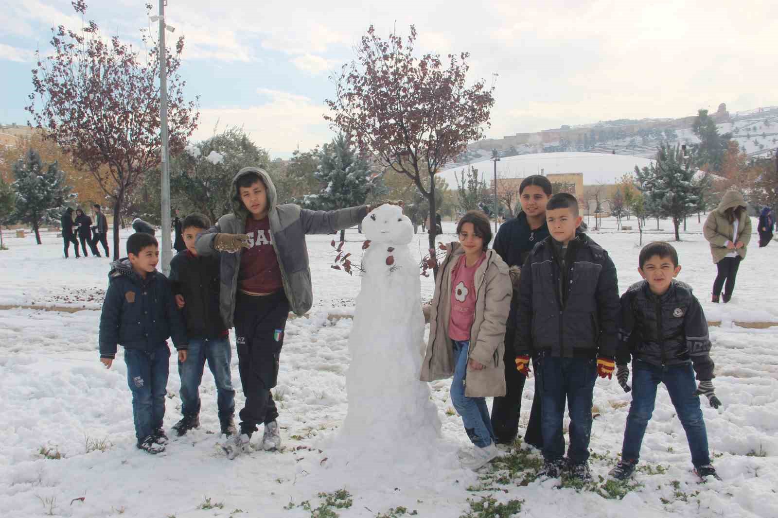 Şanlıurfa’da yıllar sonra kar sevinci: Çocuklar kartopu oynadı, yetişkinler halay çekti
