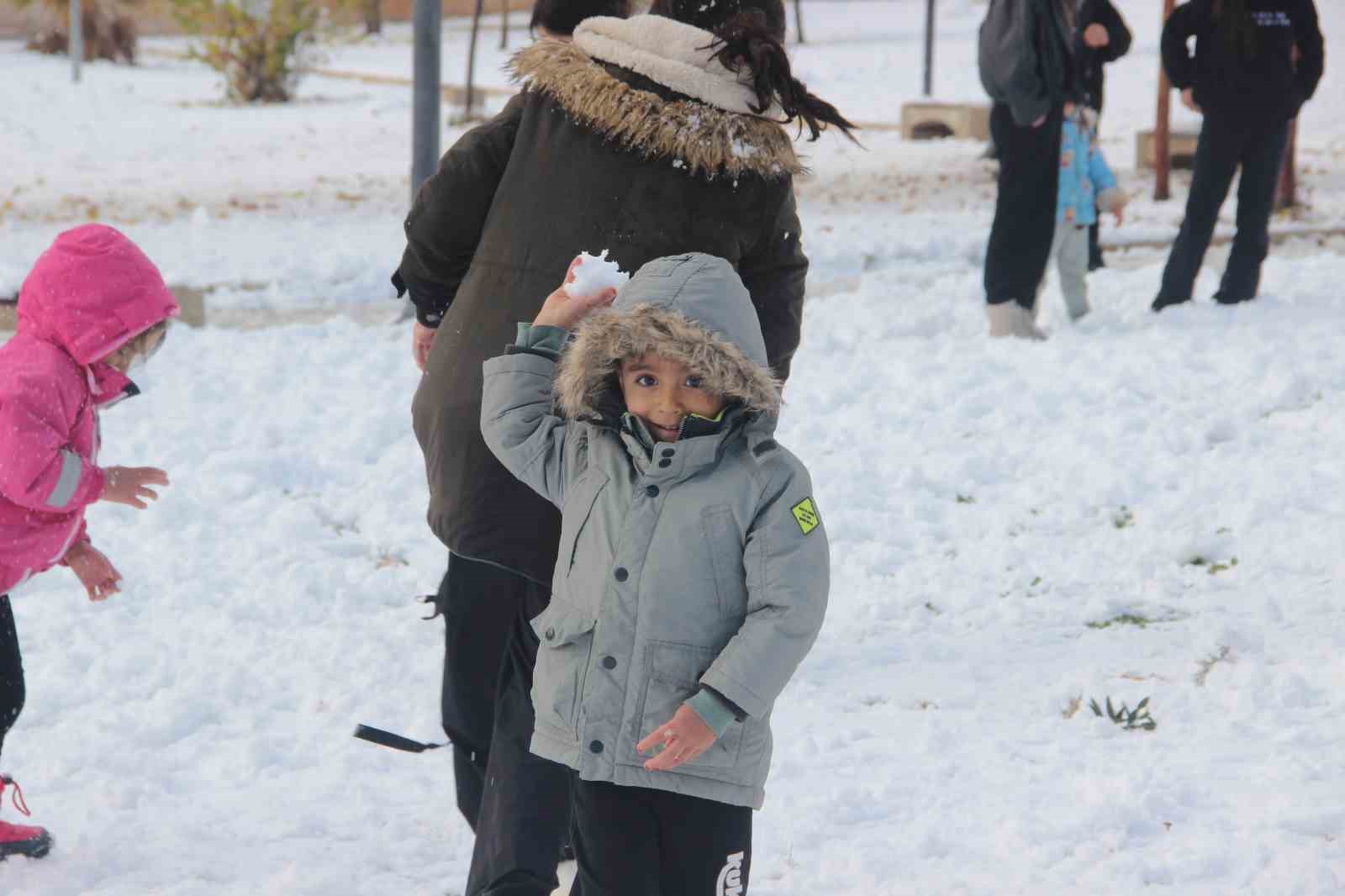 Şanlıurfa’da yıllar sonra kar sevinci: Çocuklar kartopu oynadı, yetişkinler halay çekti
