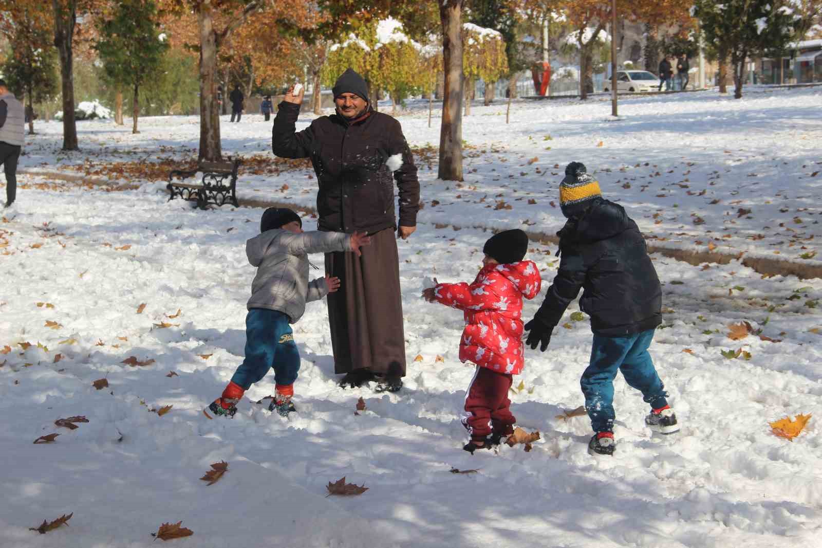 Şanlıurfa’da yıllar sonra kar sevinci: Çocuklar kartopu oynadı, yetişkinler halay çekti
