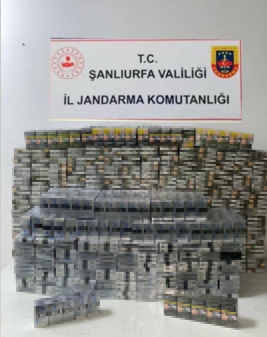 Şanlıurfa’da yol kontrolünde 8 bin 958 paket gümrük kaçağı sigara ele geçirildi
