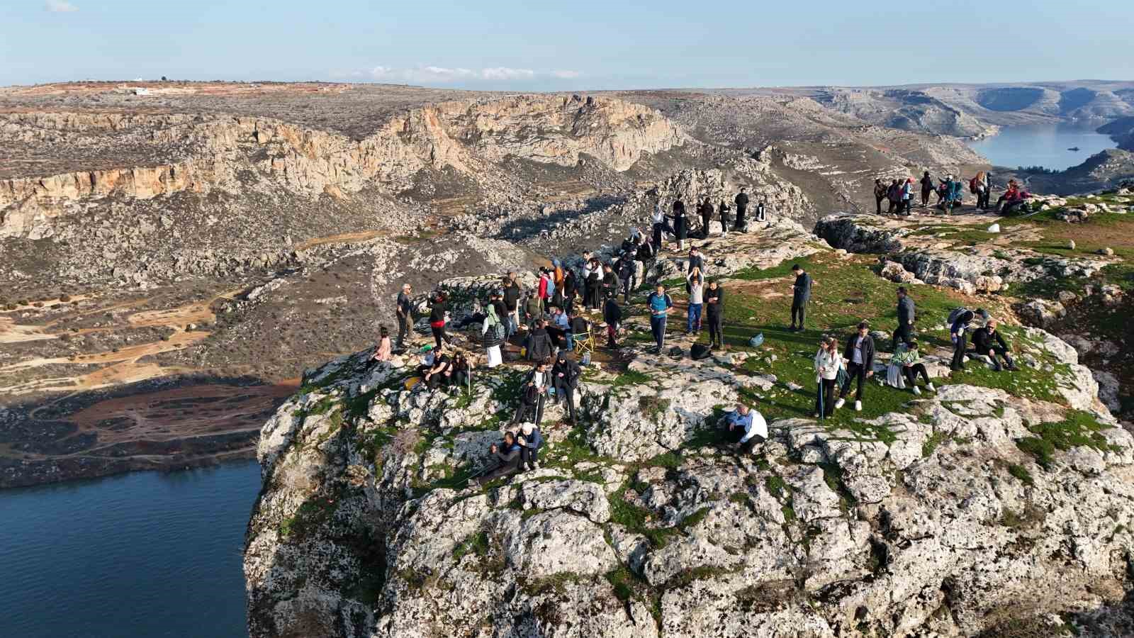 Şanlıurfalı doğaseverler Rumkale’de bağımlılık ve şiddete karşı yürüdü
Şanlıurfalı doğaseverler Rumkale’de bağımlılık ve şiddete karşı yürüdü