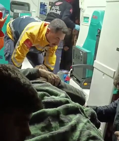 Şantiyede işçi, eleme makinesinde sıkıştı
