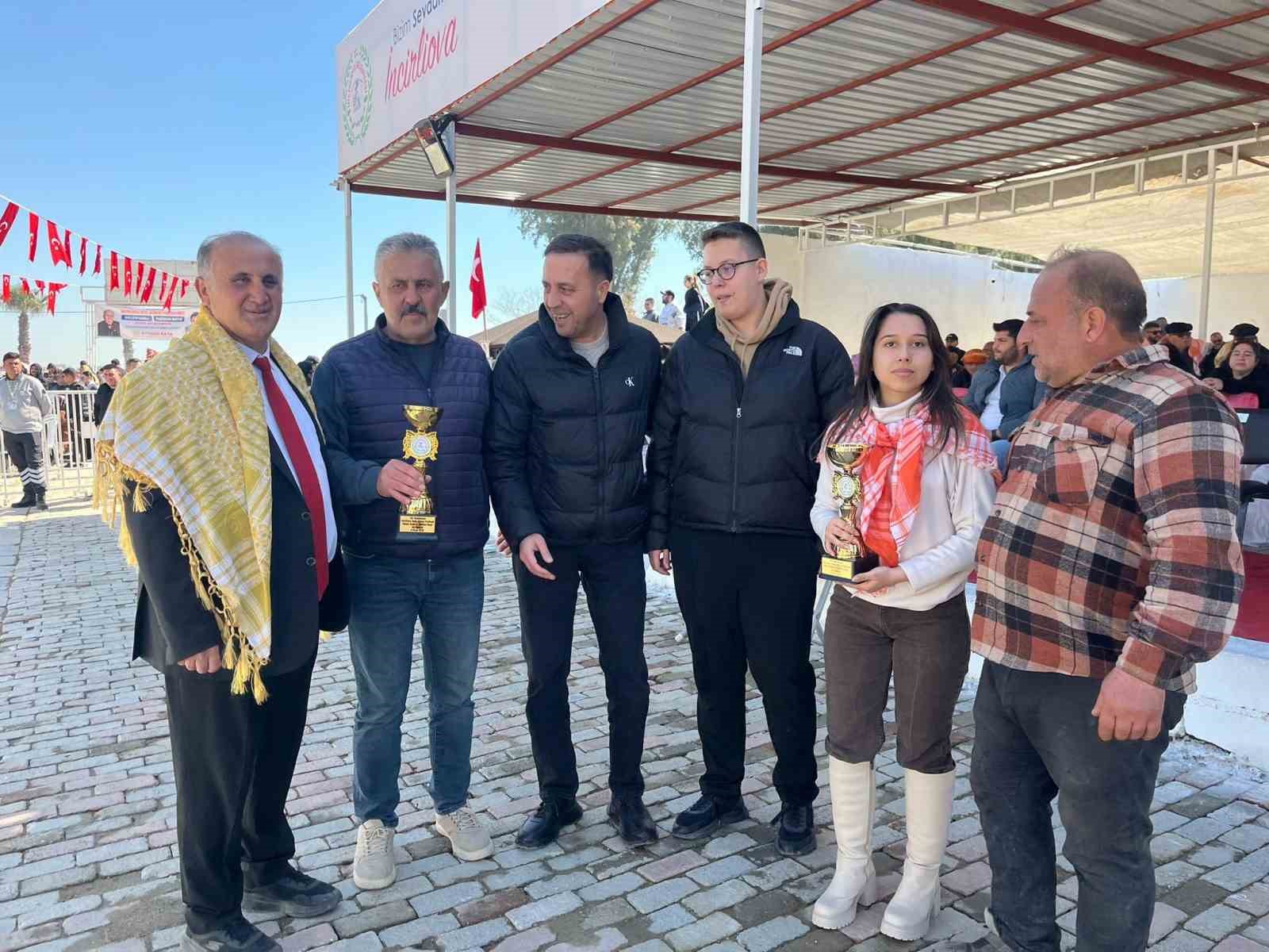 Şap karantinası kalktı, deve güreşleri İncirliova’da başladı
Şap karantinası kalktı, deve güreşleri İncirliova’da başladı