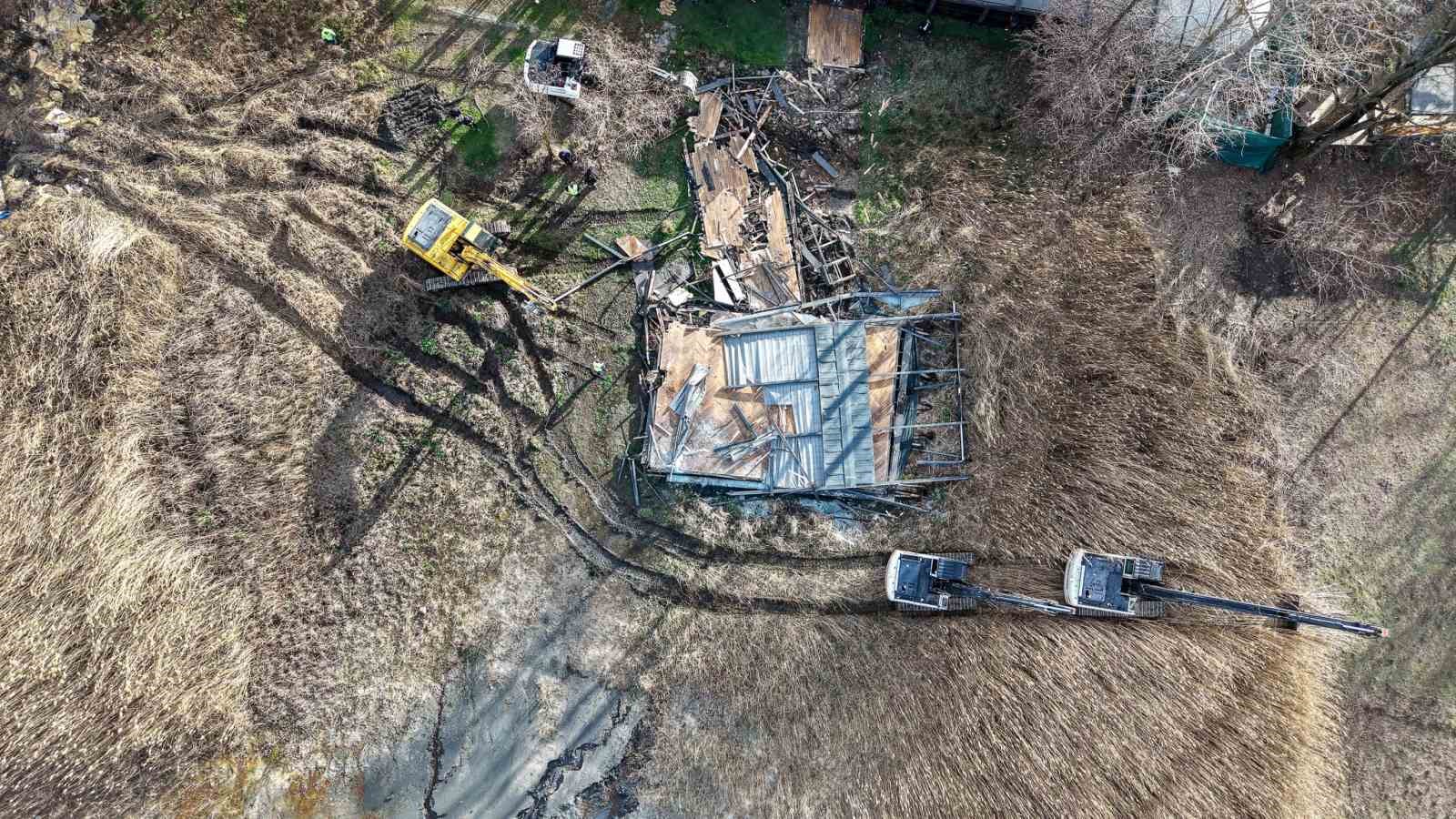 Sapanca Gölü kıyısında kaçak iskele ve yapı yıkımları devam ediyor: 89 yapı kaldırıldı
