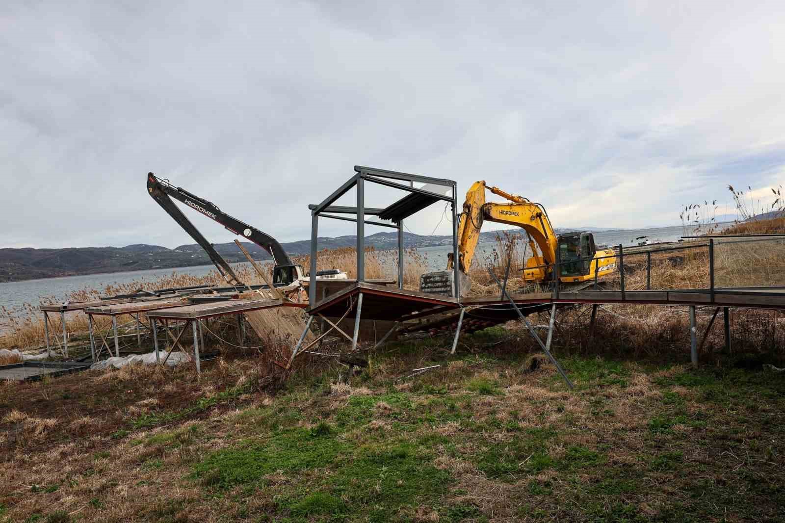 Sapanca Gölü kıyısında kaçak iskele ve yapı yıkımları devam ediyor: 89 yapı kaldırıldı

