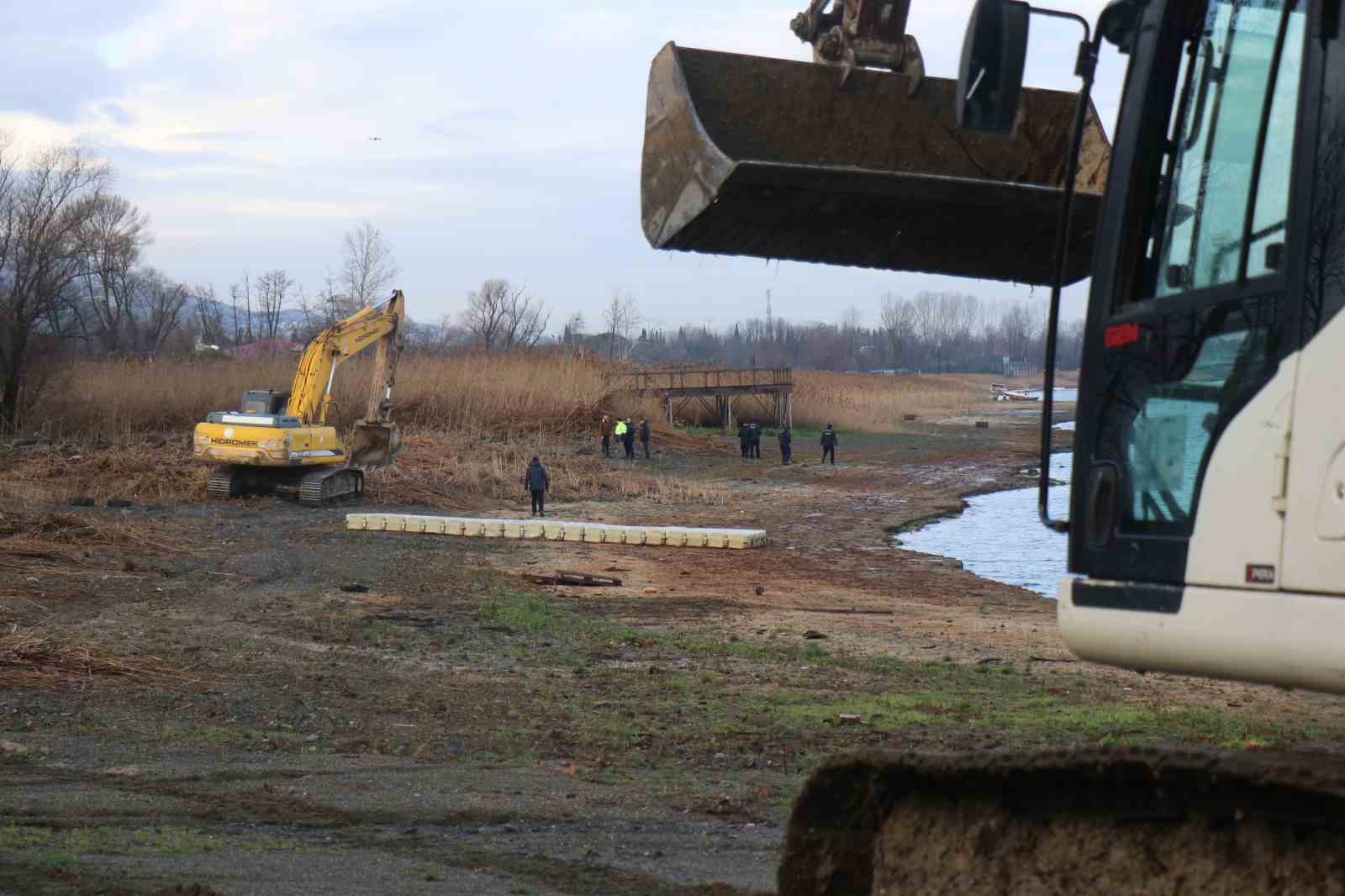 Sapanca gölü kıyısında kaçak yapıların yıkımına başlandı
