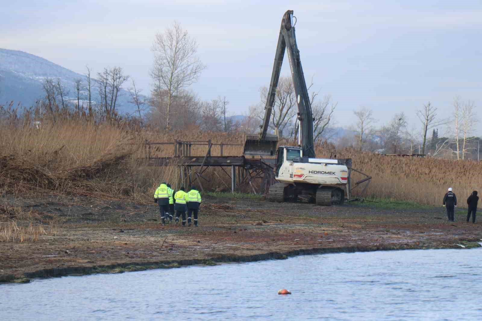 Sapanca gölü kıyısında kaçak yapıların yıkımına başlandı
