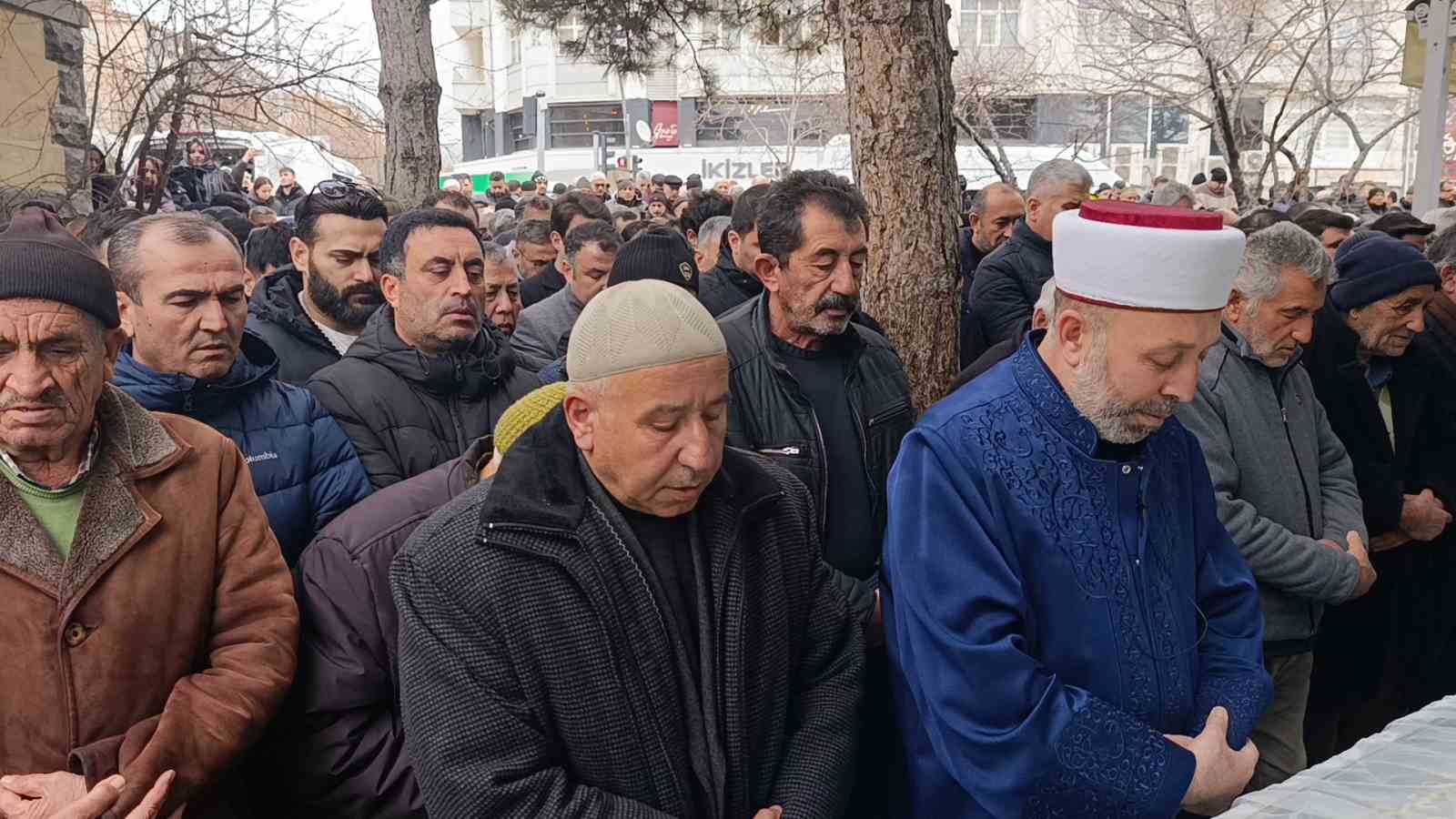Saplantılı sevgilisi tarafından öldürülen Gözde Akbaba, son yolculuğuna uğurlandı
