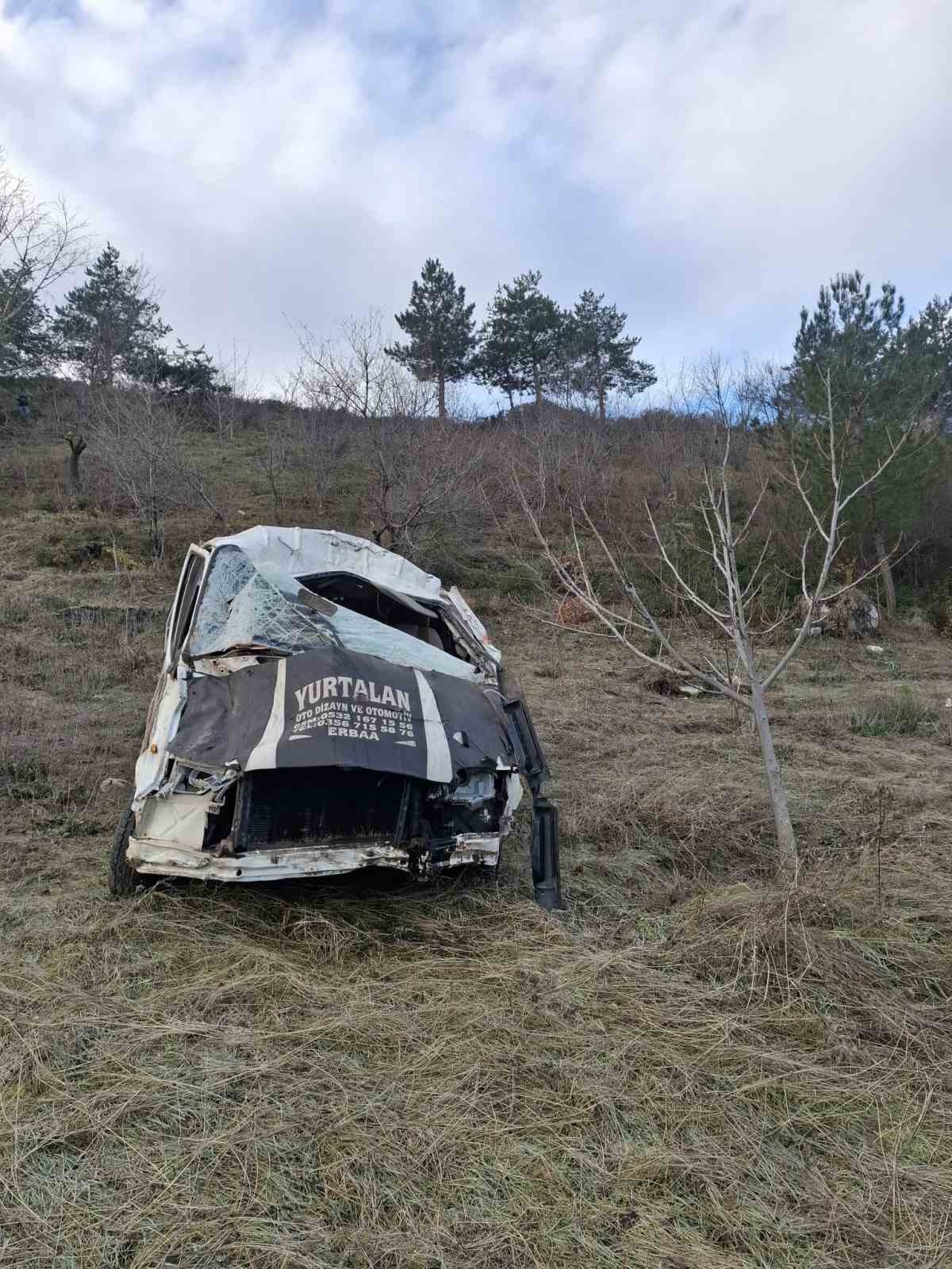 Şarampole devrilen minibüs hurda yığınına döndü: 1 yaralı
