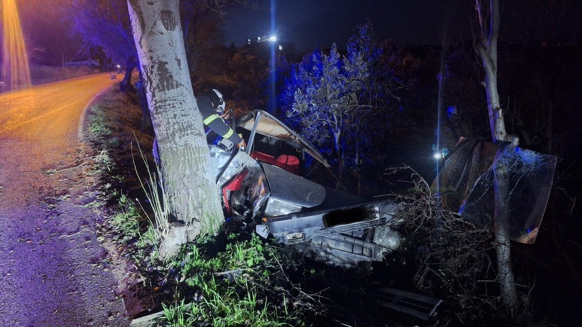 Şarampole devrilen otomobil hurdaya döndü

