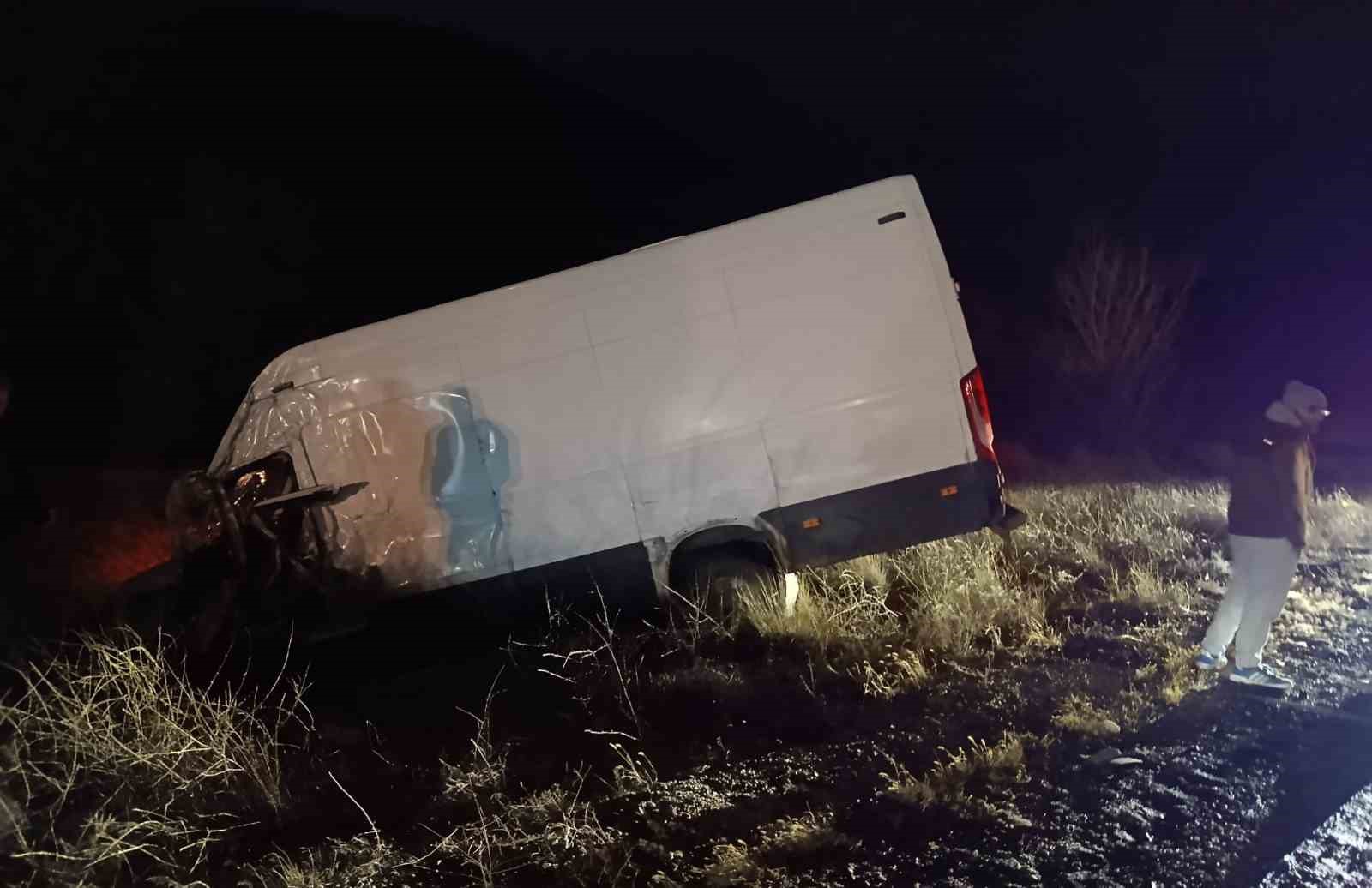 Şarampole giren minibüste 2 kişi yaralandı
