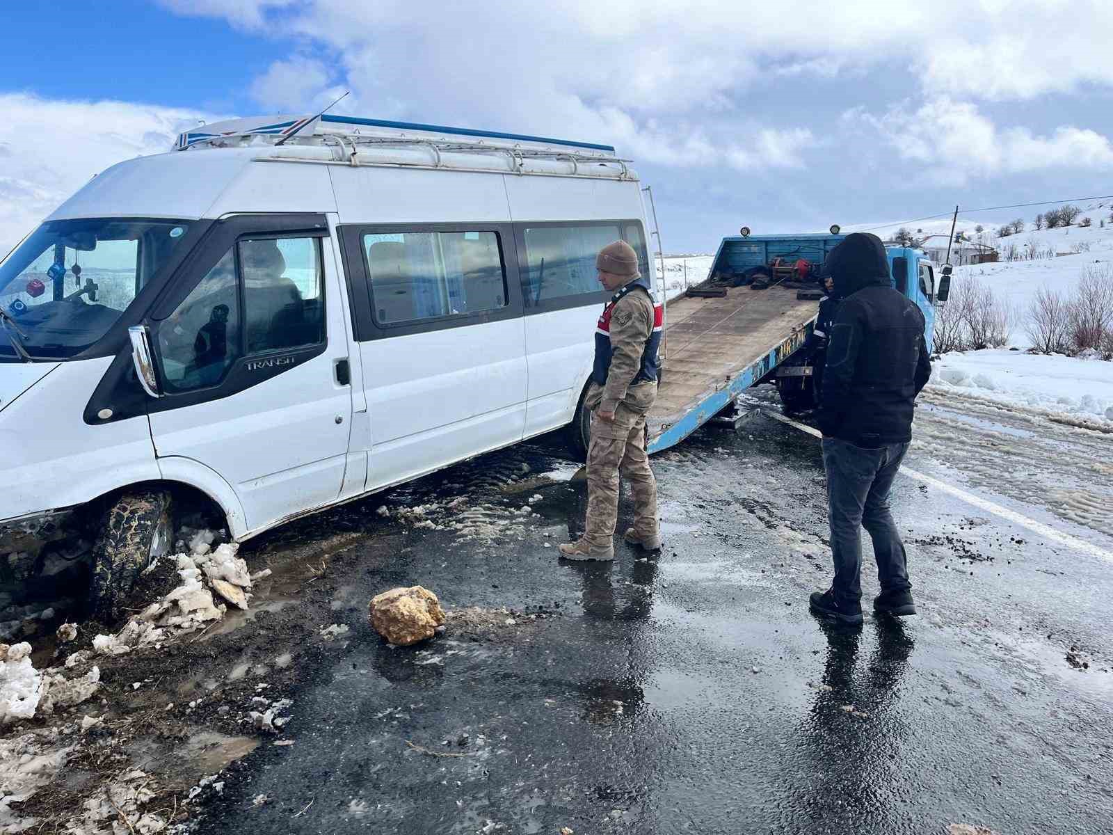 Şarampole sürüklenen minibüs, ekipler tarafından kurtarıldı
