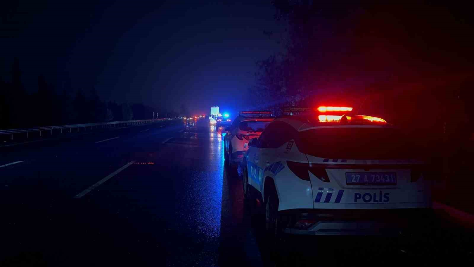 Şarampole uçan otomobil alev aldı: Canlarını son anda kurtardılar
